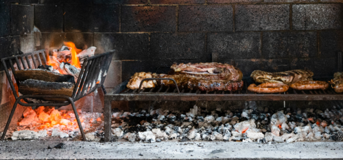 Für einen echten Asado-Liebhaber ist die das Grillen mit Holzkohle Pflicht.