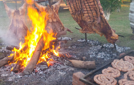 Der typische Asado-Grill von DAT-Tripodi ist ein echter Hochgenuss.