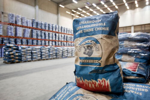 Jede Menge Holzkohle für die Kunden von DAT-Tripodi auf Lager