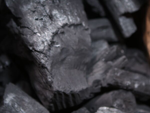 Gute Holzkohle besteht aus möglichst gleichmäßig großen Stücken