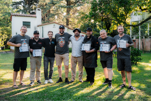 Sämtliche Teilnehmer freuen sich über ihr Black Ranch Asador Zertifikat.