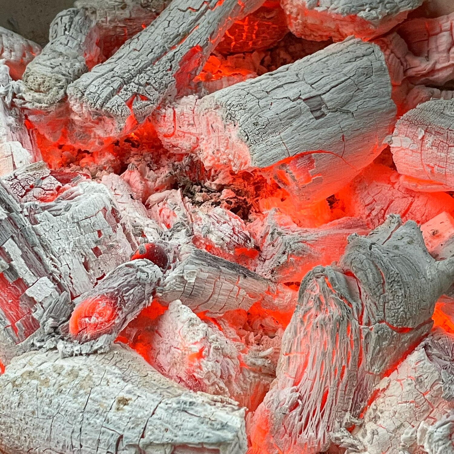 Zum Grillen muss die Kohle komplett weiß durchgeglüht sein