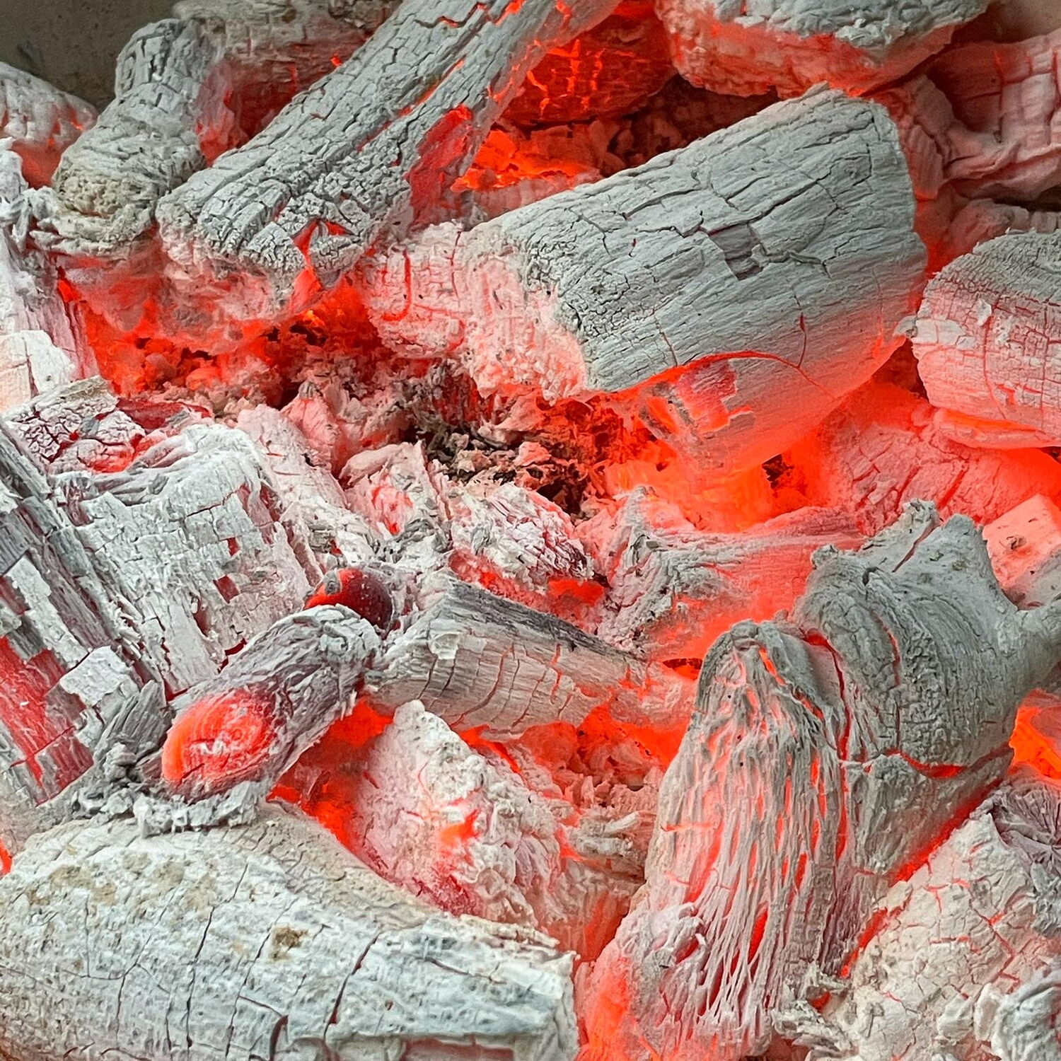 Zum Grillen muss die Kohle komplett weiß durchgeglüht sein