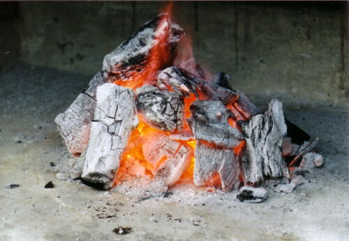 Auch beim Asado-Grillen sollte die Holzkohle komplett durchgeglüht sein.