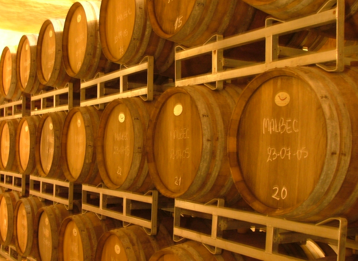 In Barrique-Fässern aus Eiche gereift schmecken die Fantelli-Rotweine besonders gut.