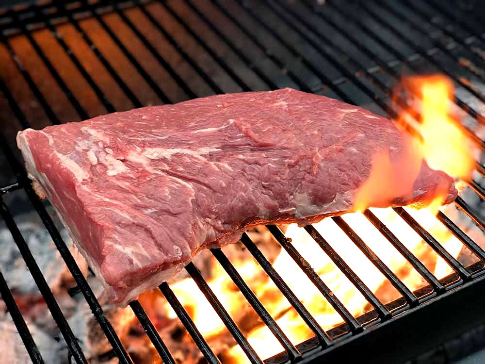 Argentinisches Asado wird nur auf Holzkohle gegrillt