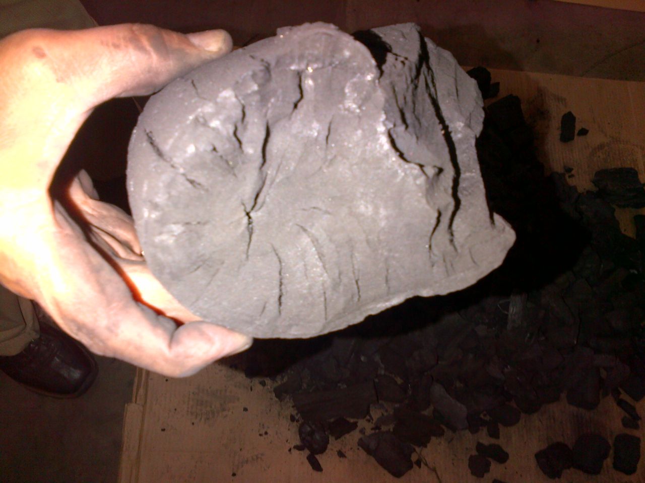 Ein großes Stück Holzkohle ist für die Umwelt besser als ein kleines Stück